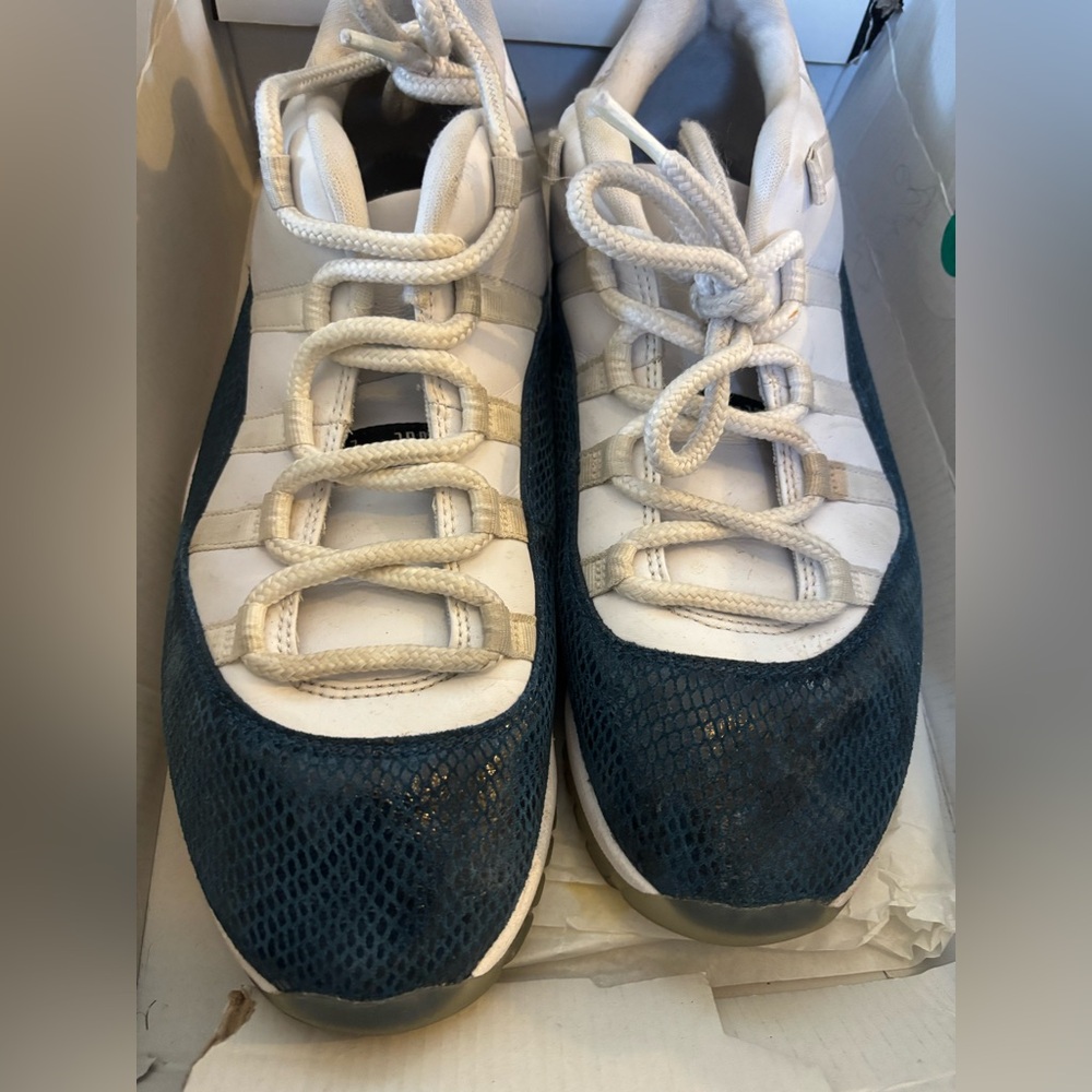 Air Jordan 11 retros low Blue snakeskin Jordan’s tennis shoes